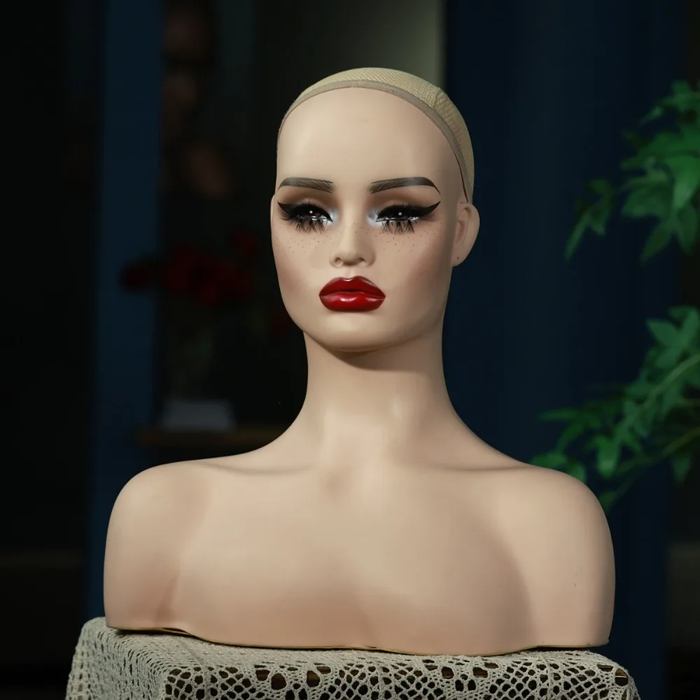 رأس عارضة أزياء أنثى واقعية مع أكتاف لعرض قبعة الشعر المستعار على الطراز الأوروبي