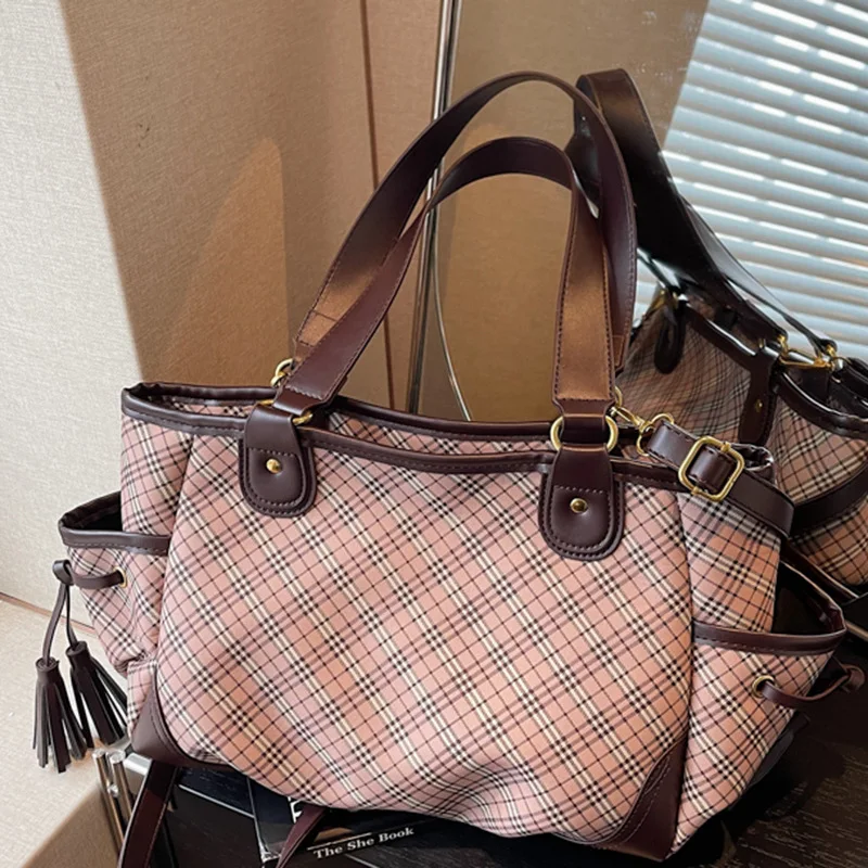 

Новая осенняя клетчатая большая сумка для женщин, сумка большой вместимости, модель через плечо на одно плечо, повседневный и модный стиль