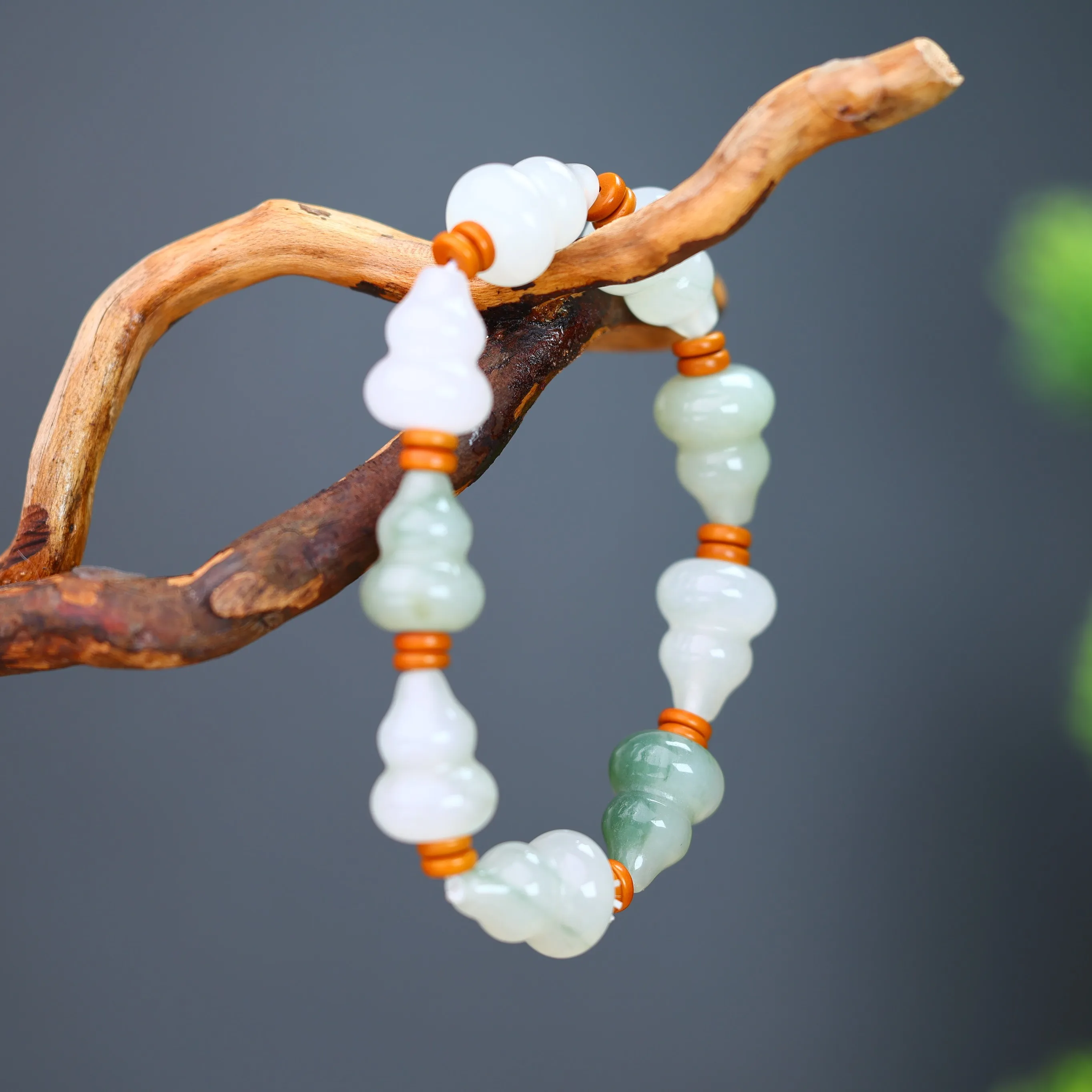 

Изысканный браслет Tianshan из нефритовой тыквы для мужчин и женщин символизирует удачу и является идеальным подарком для семьи и друзей.