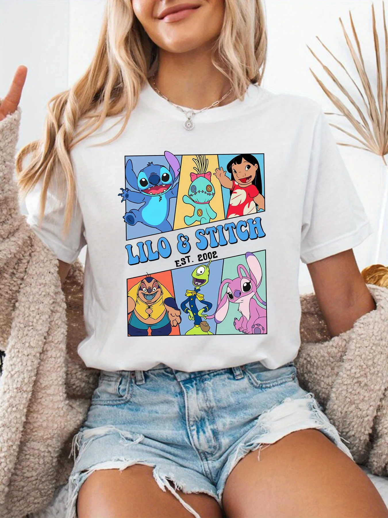 

2025 Женская повседневная удобная уникальная черная футболка с круглым вырезом и короткими рукавами с принтом Disney с уникальным улыбающимся лицом