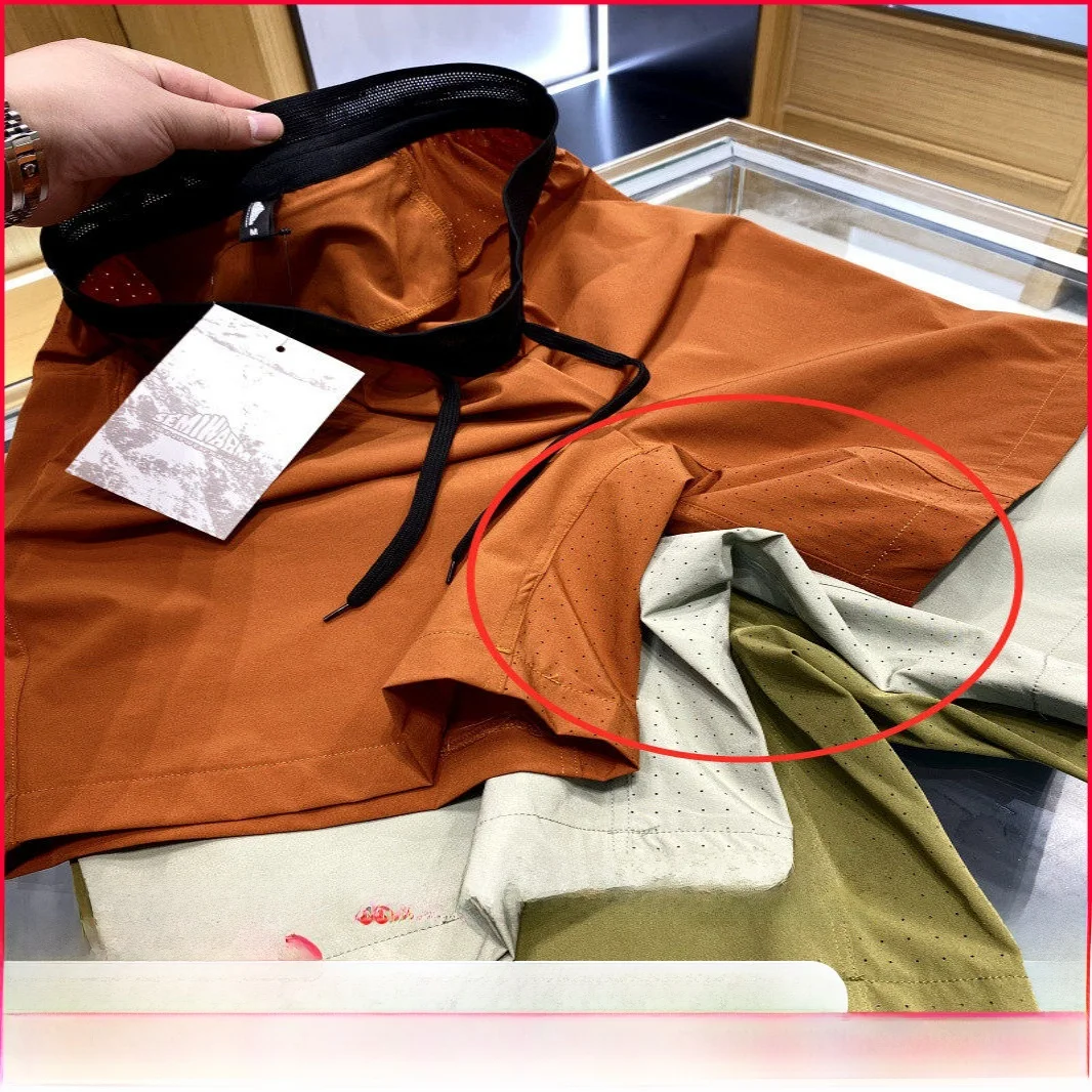 

Qui Dry Дышащие тренировочные орты Лазерная дрель Дизайн отверстий Летний спорт Повседневная прямая длина ног Пять молодежи на каждый день