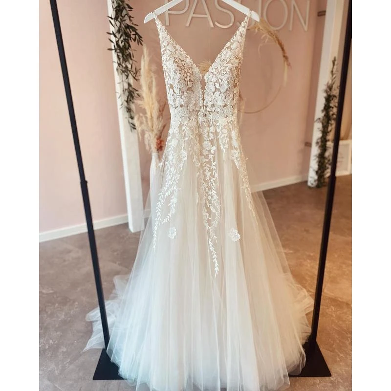 Lussuoso Koho Appliques di pizzo perline scollo a v A-Line abiti da sposa cappella treno abiti da sposa su misura al pavimento