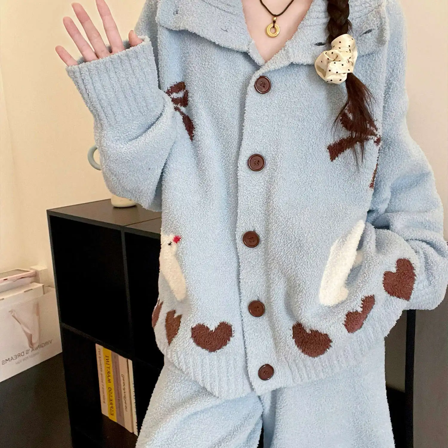 ライトブルーの甘い漫画風鳩柄ハーフベルベットレディーススーツ冬用ゆったりニットカーディガン+ズボン2点セットルームウェアパジャマ