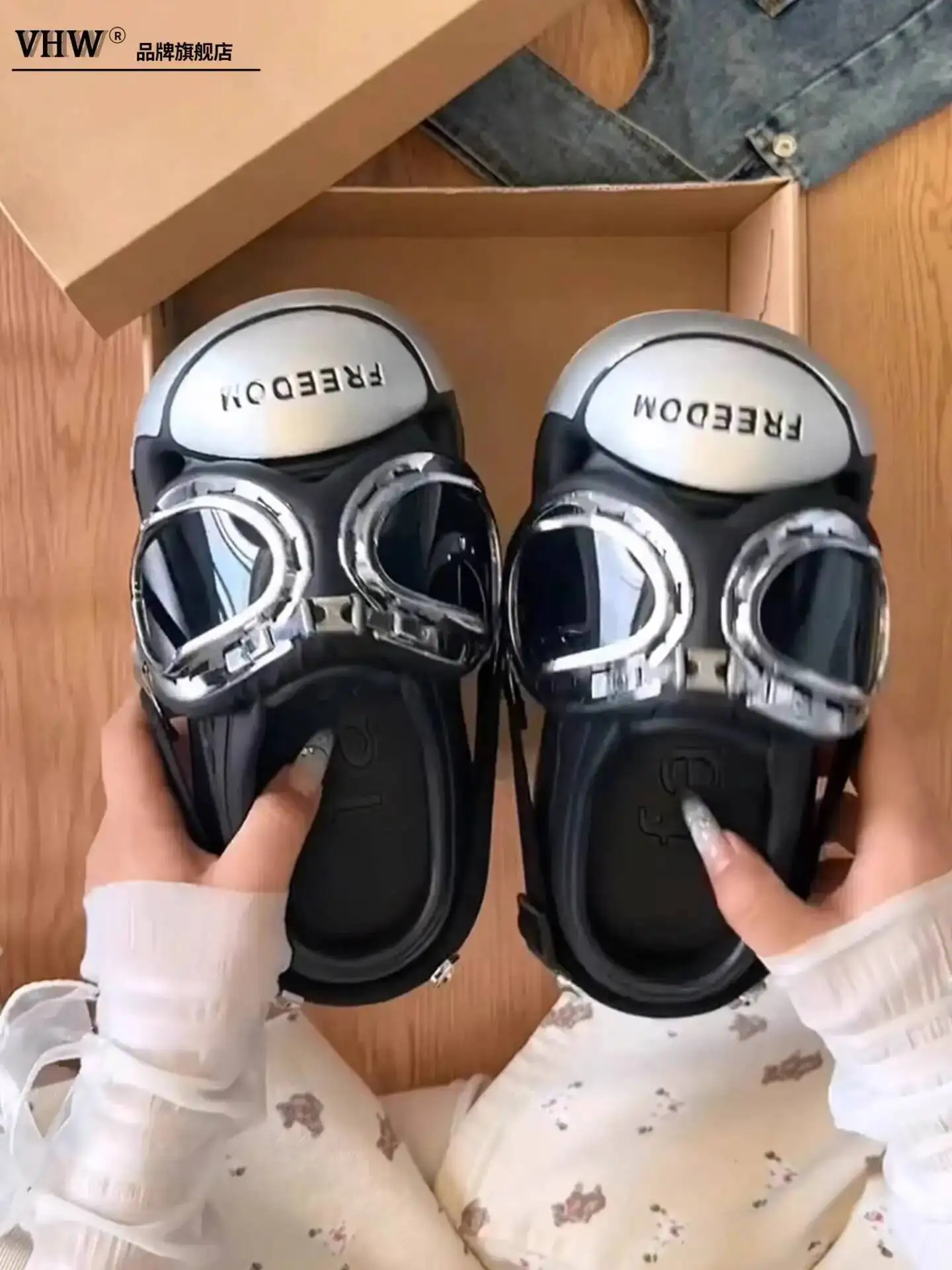 

Women Slippers 2025 New Niche Punk Style Platform Clogs For Women Summer Outdoor Wear Versatile Anti Slip Toe Covered Slippers