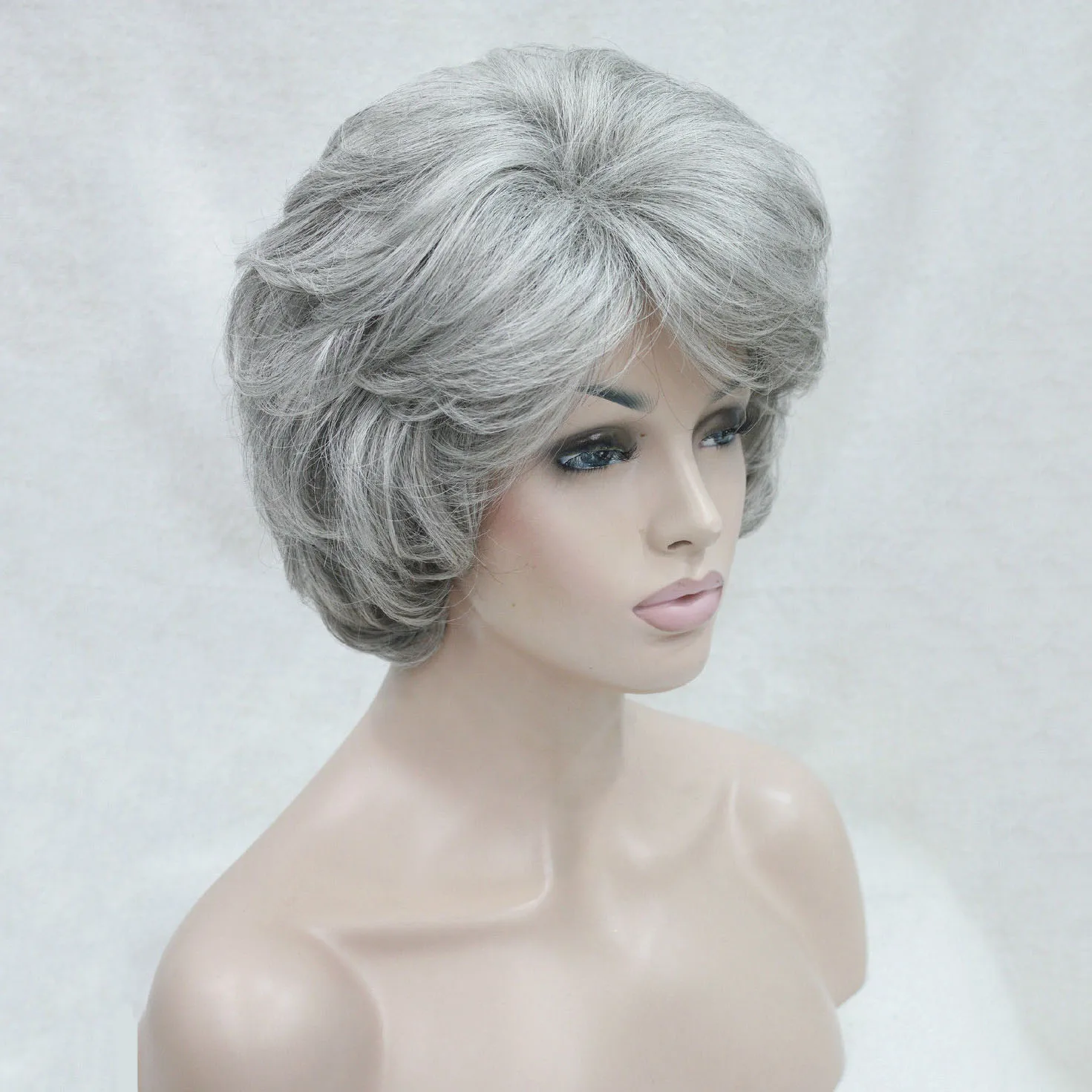 Short Soft Thick Wavy Layered Silver grey Full Synthetic Wig Women\'s Wigs