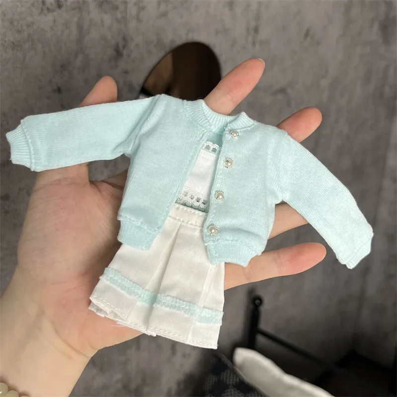 Handgefertigter Strickmantel, Weste, Faltenrock, Frühherbst-Outfit, Kleidung passend für OB22/OB24 Blythe Puppen, Zubehör, Dekoration – Detail 12