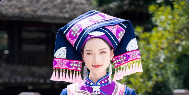 Set di abbigliamento tradizionale ricamato da donna cinese Guangxi Zhuang