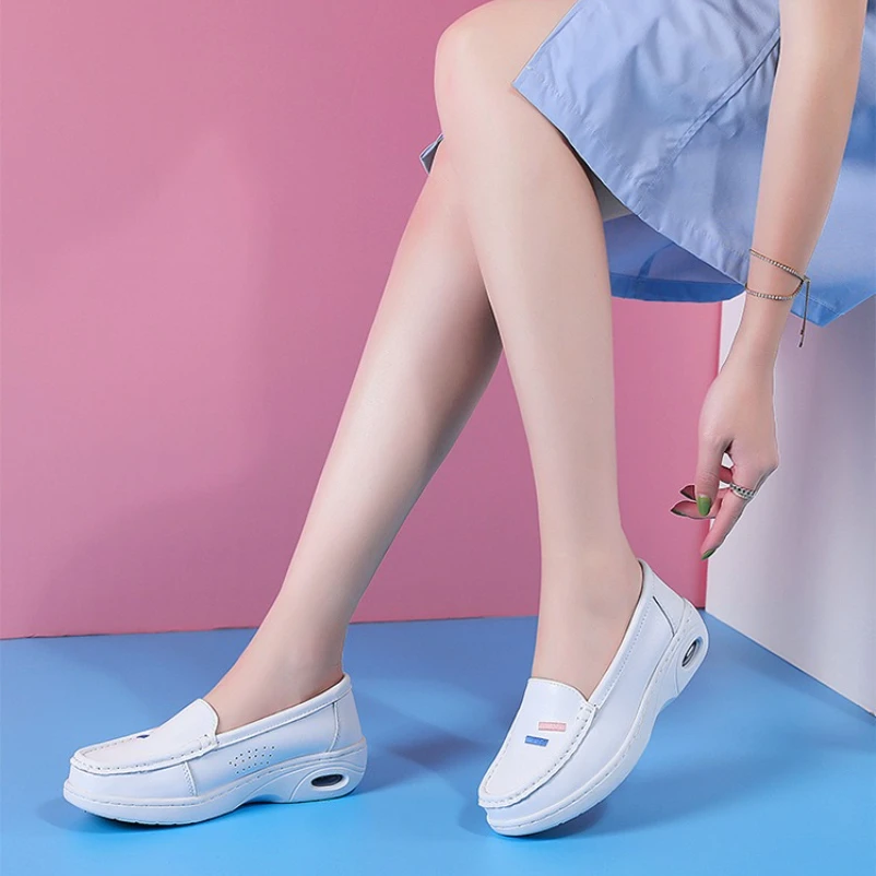 

Больничные туфли для медсестер с подушкой, женские летние белые удобные дышащие туфли с мягкой подошвой на плоской подошве, нескользящие одинарные туфли