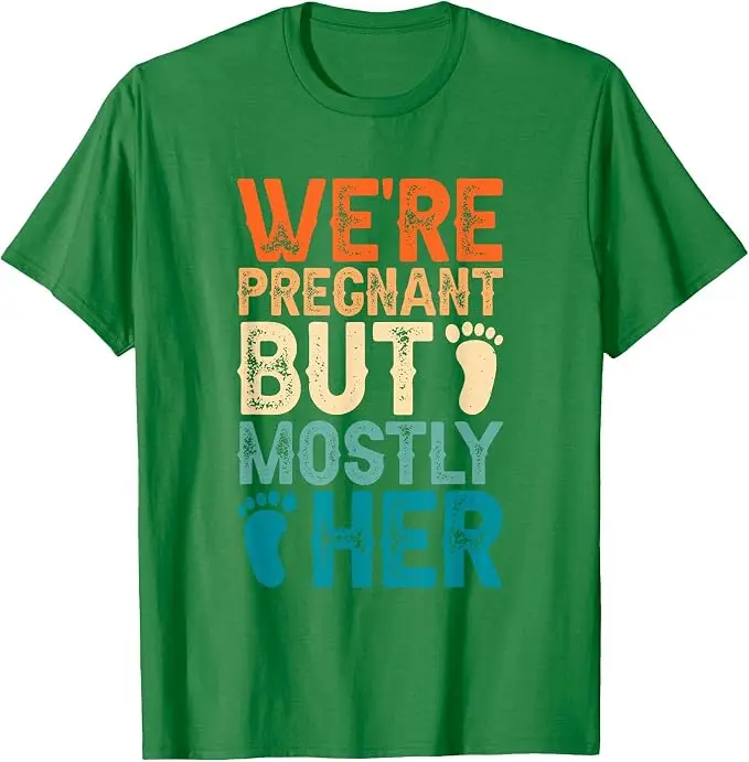 Wir sind schwanger, aber es ist hauptsächlich ihre Sache, Paar-Schwangerschaftsankündigungs-T-Shirt, Y2k-T-Shirt mit Grafik für den ersten Papa und die erste Mama, personalisiert – Detail 13