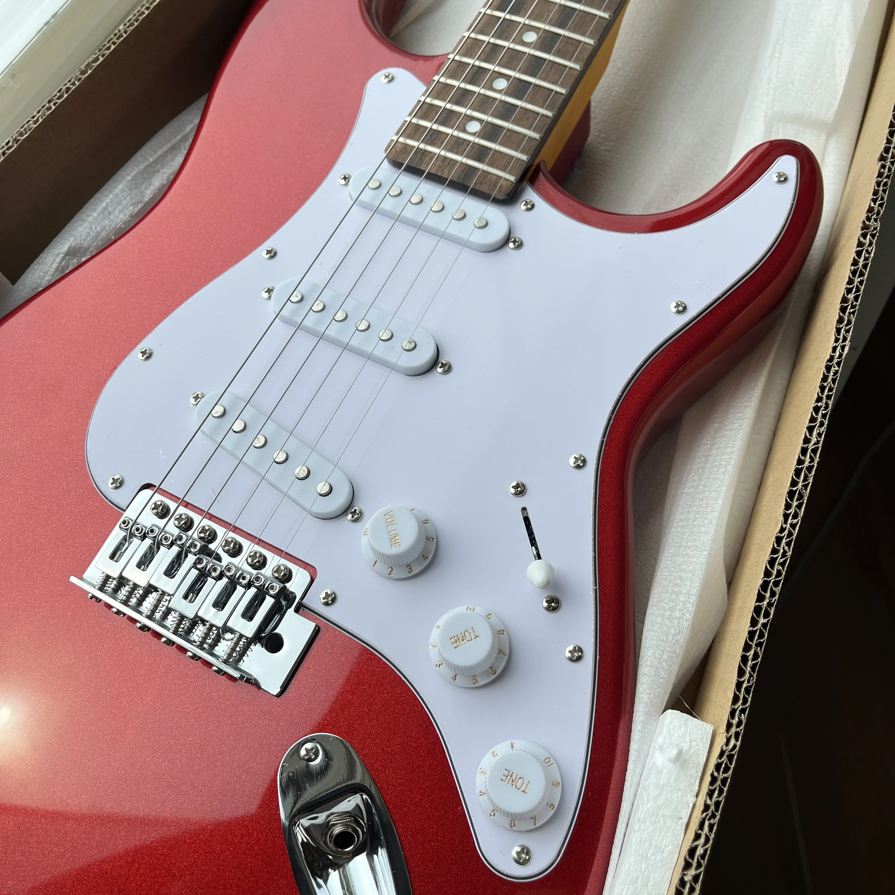 Metal Red Light‑Effect ST Style Electric Guitar In  Equipped With SSS Single‑Coil Pickups White Pickup Cover, Chrome Hardware Fittings Rosewood Fingerboard A Christmas Gift Available In Stock Free Shipping.