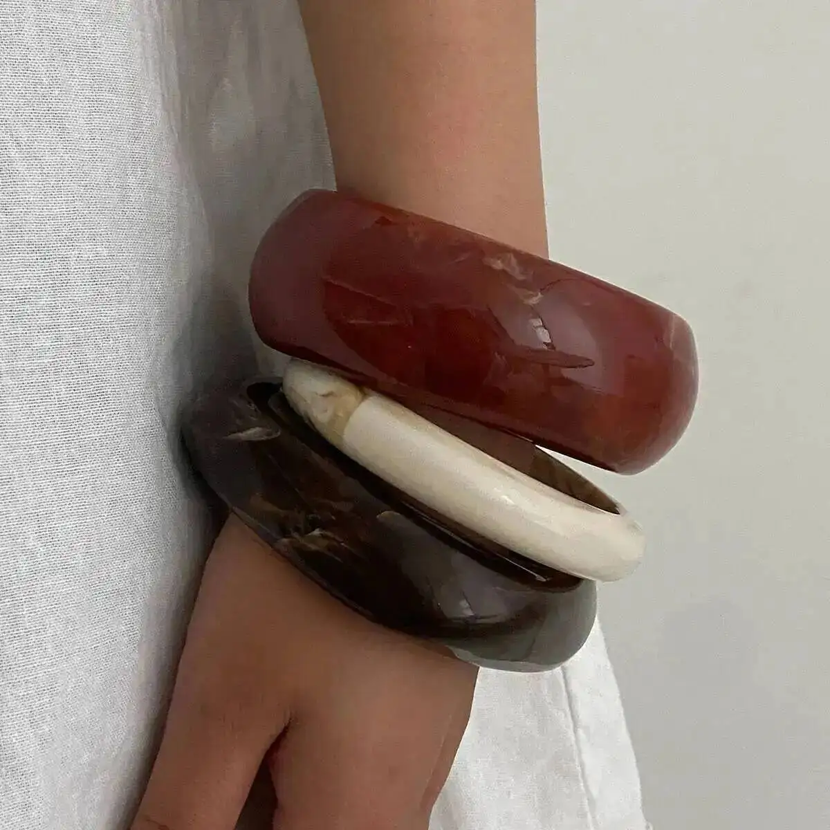 

KunJoe 3 Styles Brown Red Resin Acrylic Round Wide Bracelet Women Boho Irregular Smooth Stackable Bangle Autumn/Winter Jewelry