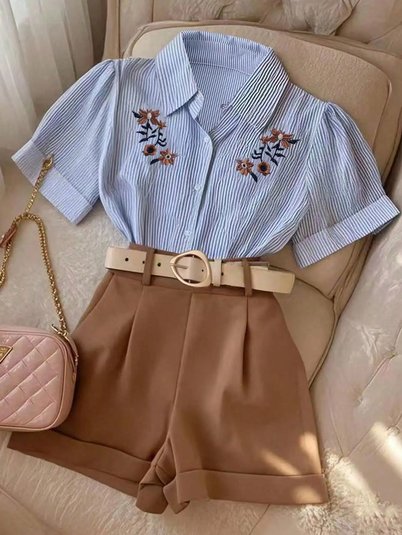 

Комплект: рубашка с синими полосками и вышивкой и плиссированные шорты цвета хаки