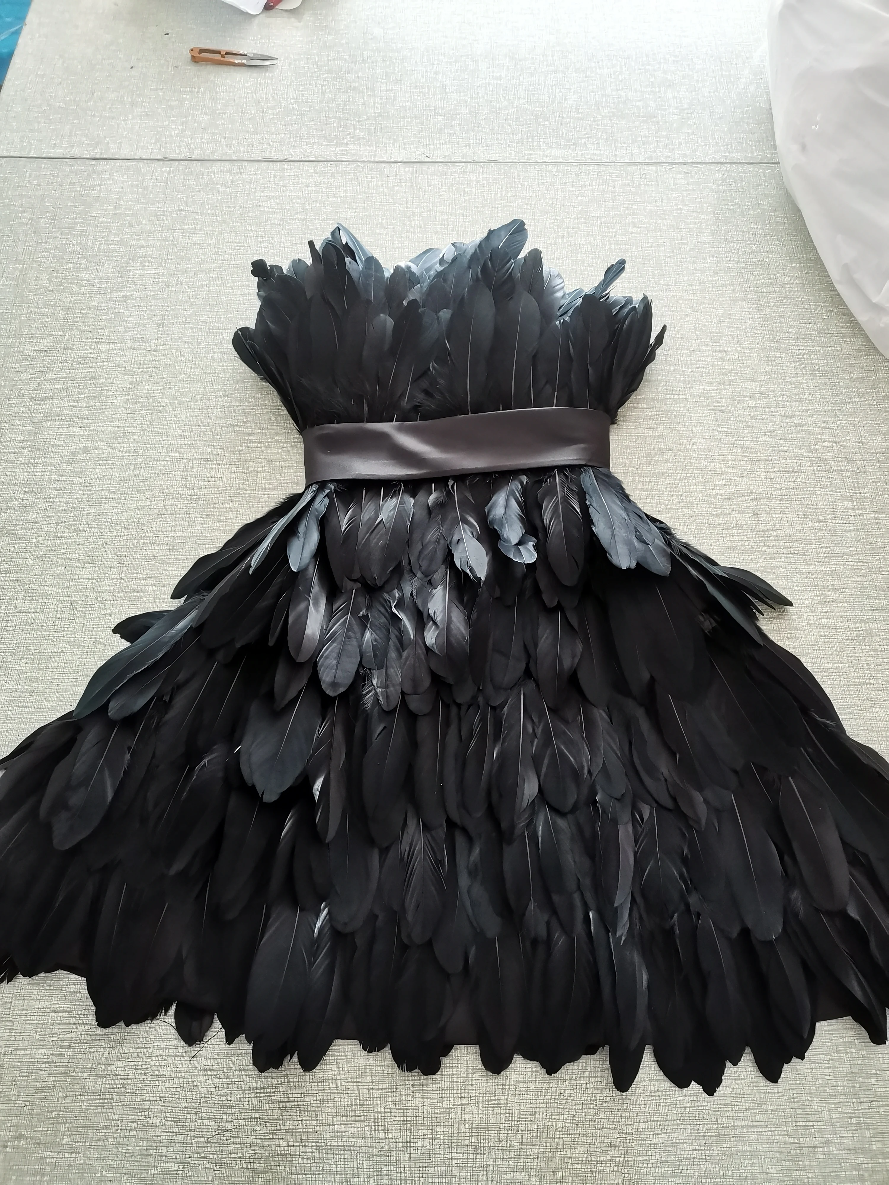 ที่กําหนดเองGorgeous Feather Party Dresses Handmadeสาวชุดวันเกิดชุดราตรีสั้นหวาน 16 ชุดHomecoming Gown