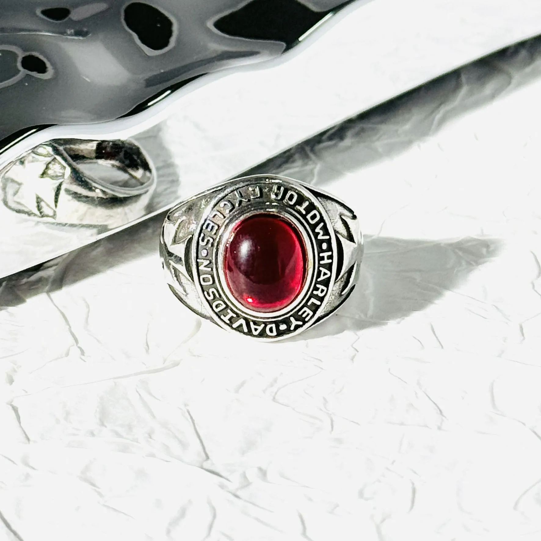 Jewelry: European and American Vintage Vampire Crusader Flower Synthetic Garnet Black Agate Men's Ring