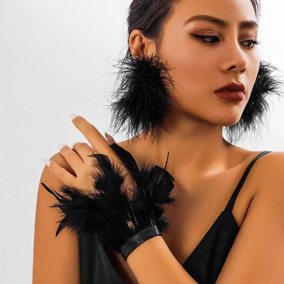 

Exaggerated Multicolor Feather Choker for Women Fluffy Ribbon Collar Necklace Adjustable Gothic Costume Party Jewelry