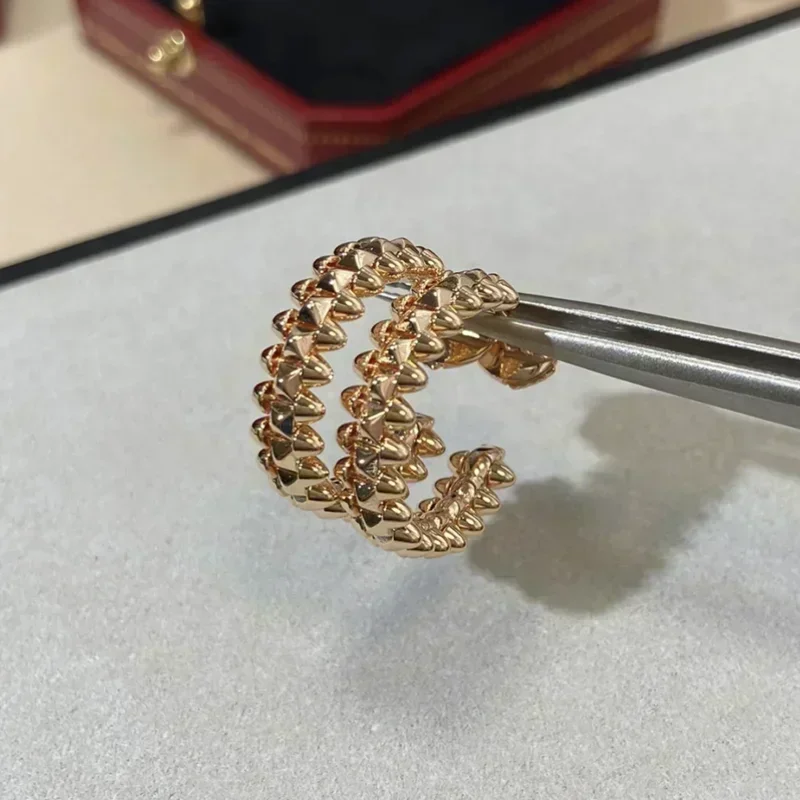 925スターリングシルバー製、高品質で洗練されたデザインのリベット装飾イヤリング。上品で高級感があり、友人への贈り物に最適。 1