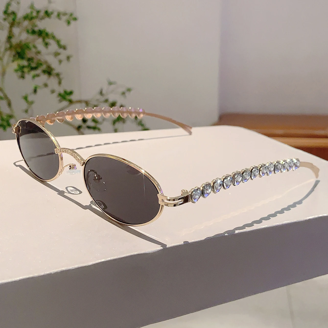 KAMMPT Fashion Heart Rhinestone Shiny Shades Luxury Brand Metal Women Decor Sunglasses Vintage Oval Design Ladies Sun Glasses