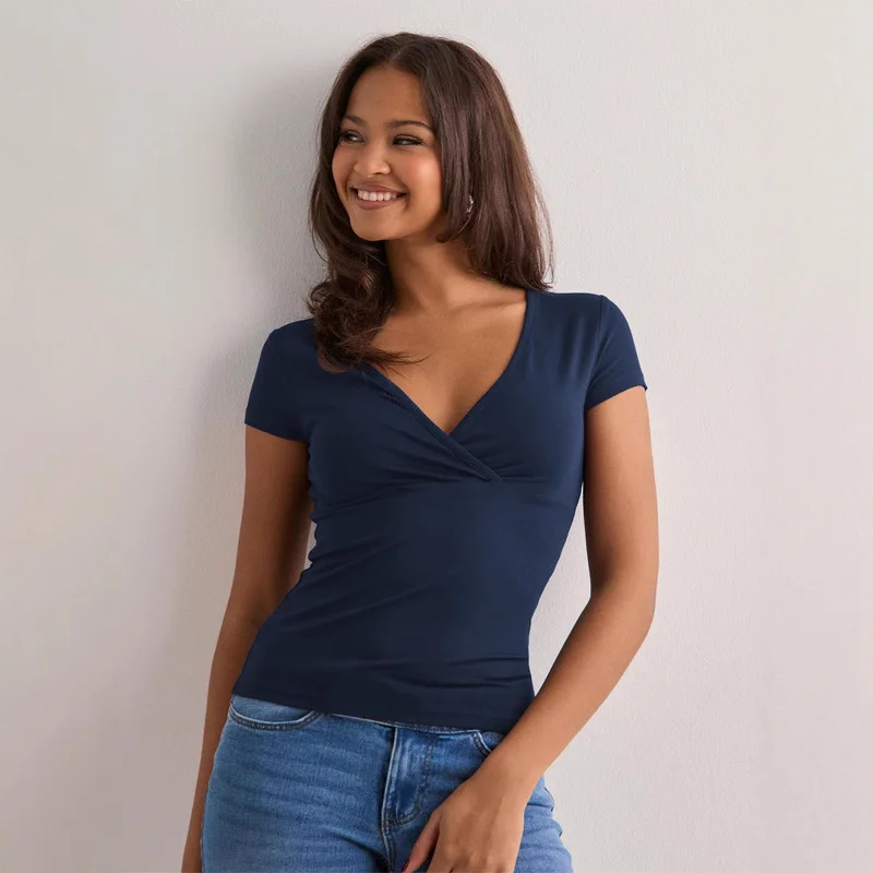 Letnia koszulka damska z głębokim dekoltem w serek, seksowna, codzienna, wygodna, bawełniana, modna bluzka damska na lato 2025.