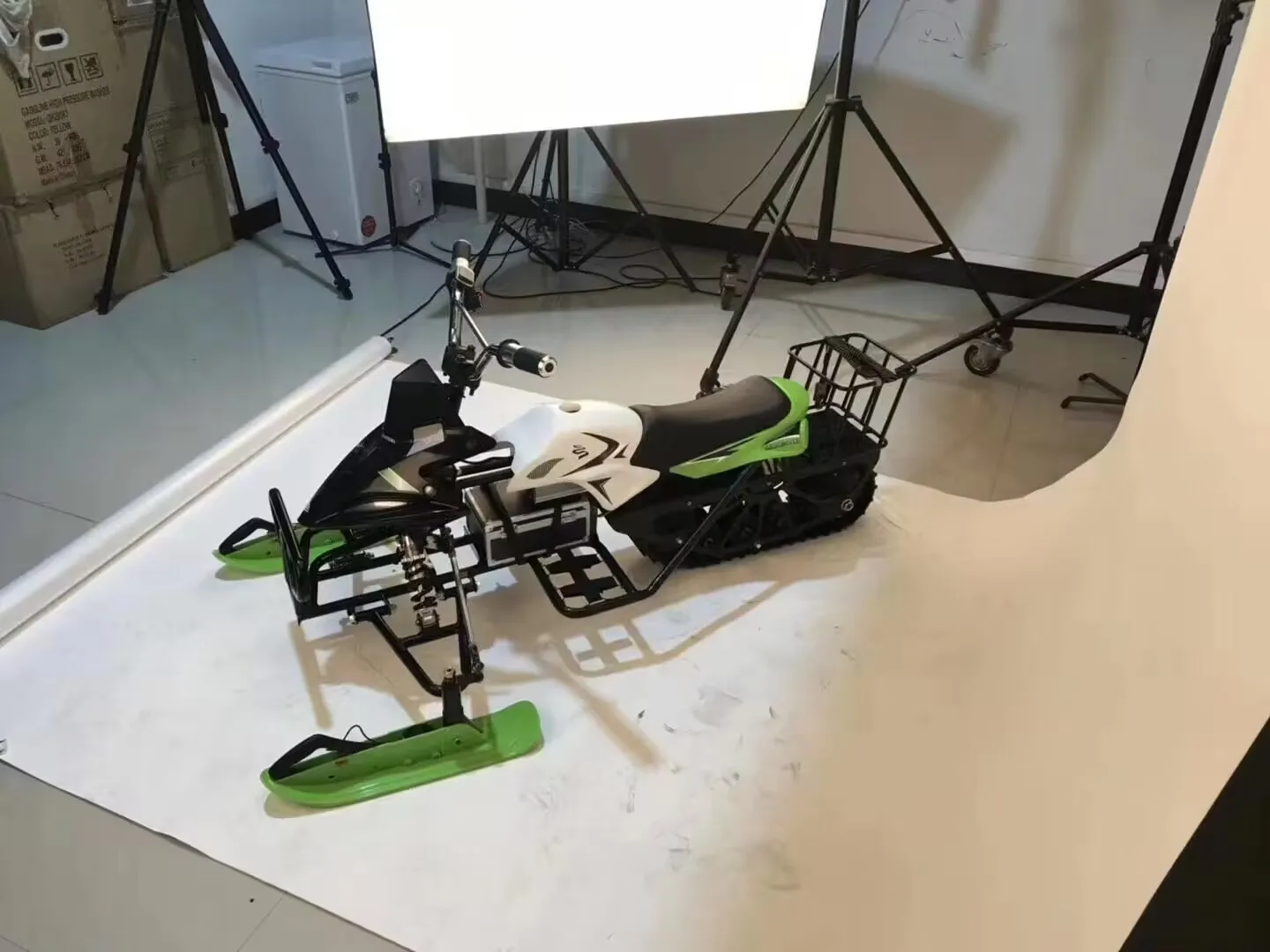 Mały, elektryczny lub zasilany baterią litową skuter śnieżny dla dzieci i dorosłych, do zimowych zawodów na śniegu i jazdy na zewnątrz.