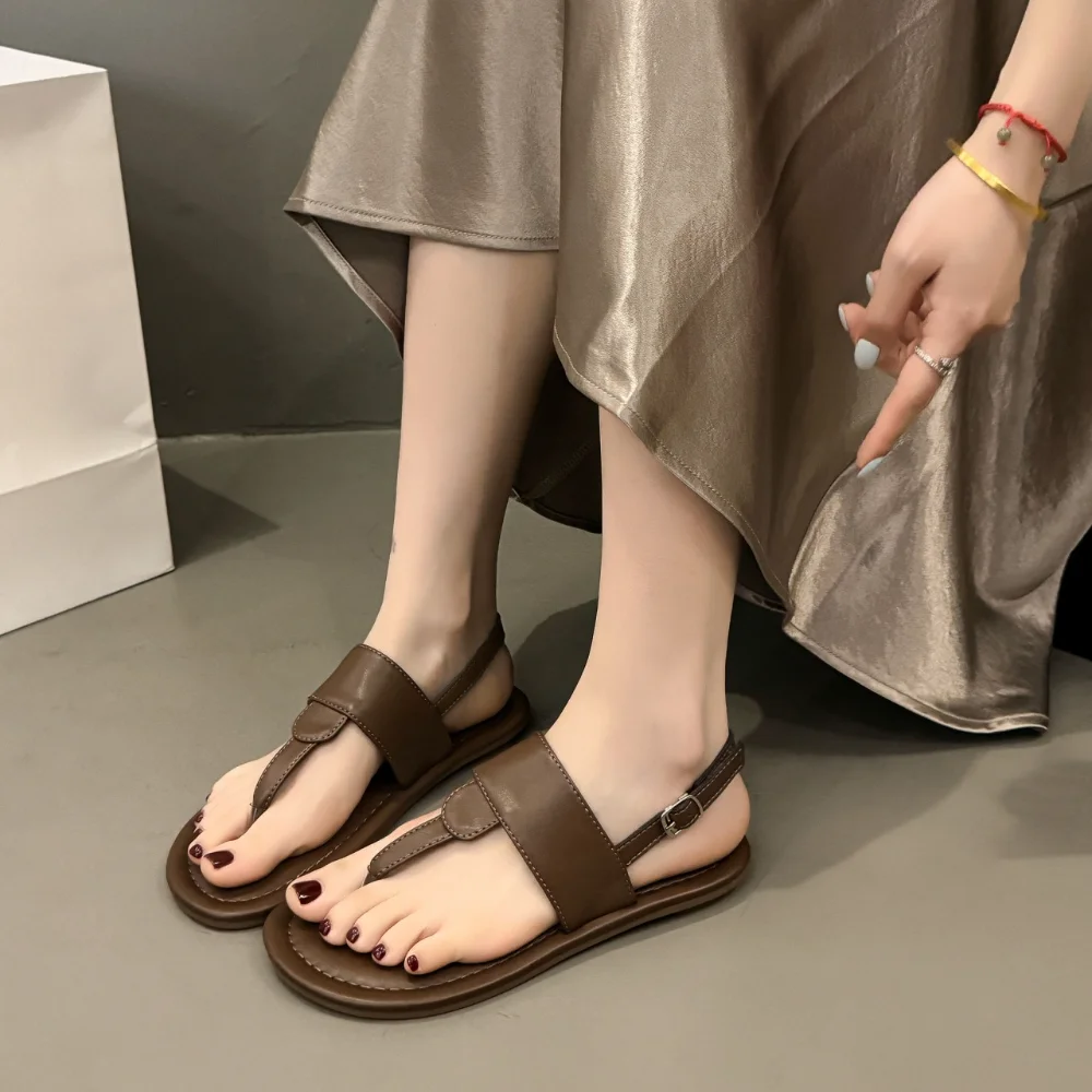 2025 صيف جديد مصمم الصنادل الجلدية للنساء بلون موضة عادية فليب يتخبط امرأة مشبك صندل بتصميم روماني حذاء امرأة