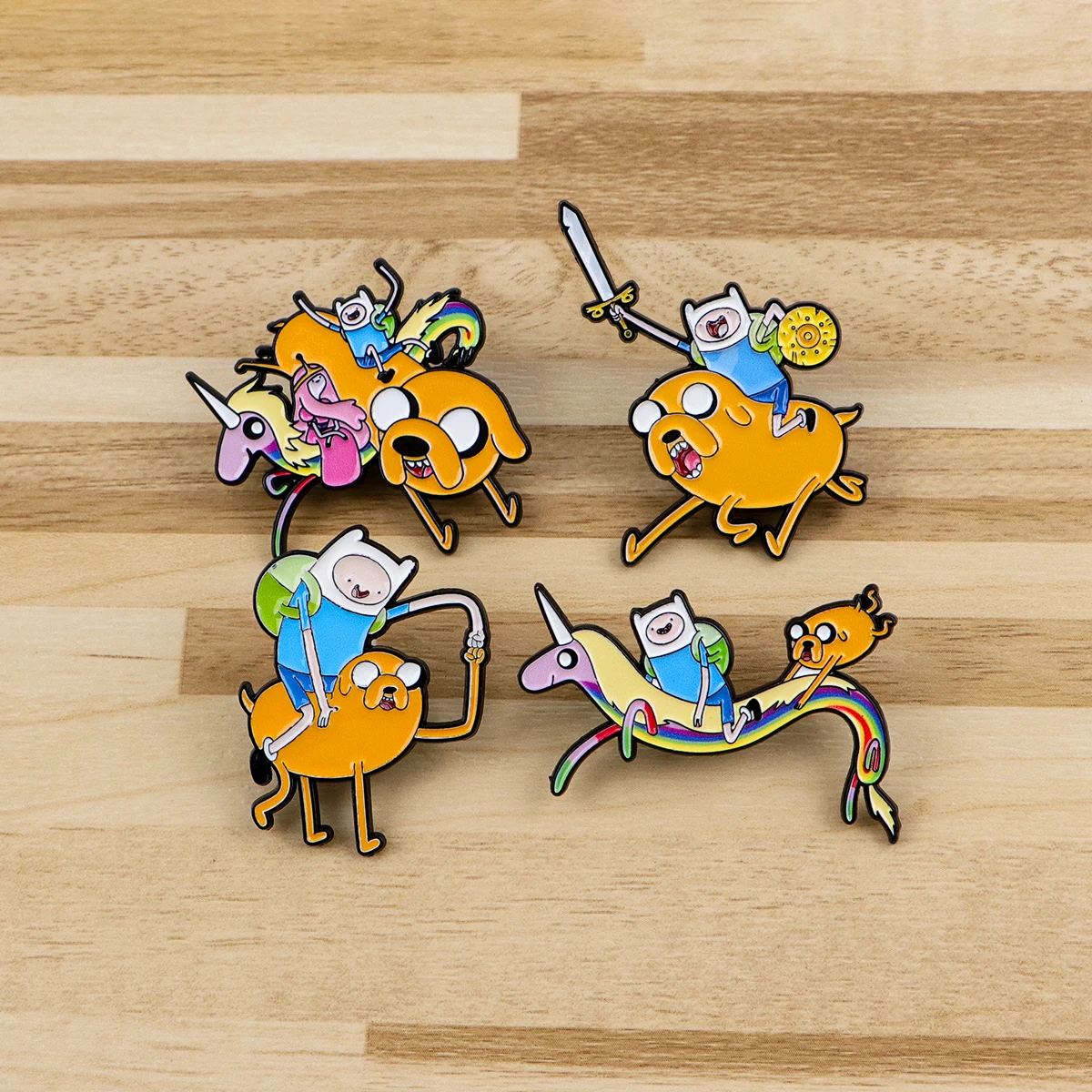 4 قطعة/المجموعة مضحك مغامرة المينا دبابيس بروش معدني على ظهره قبعة حقيبة طوق التلبيب شارات الرجال النساء مجوهرات الأزياء جمع هدية