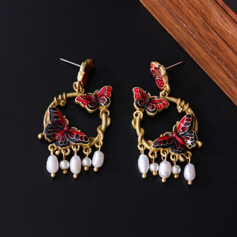 

Винтажные серьги-бабочки в стиле французской элегантности, с эмалью, инкрустированные бриллиантами, с пресноводным жемчугом, создающие ощущение изысканности