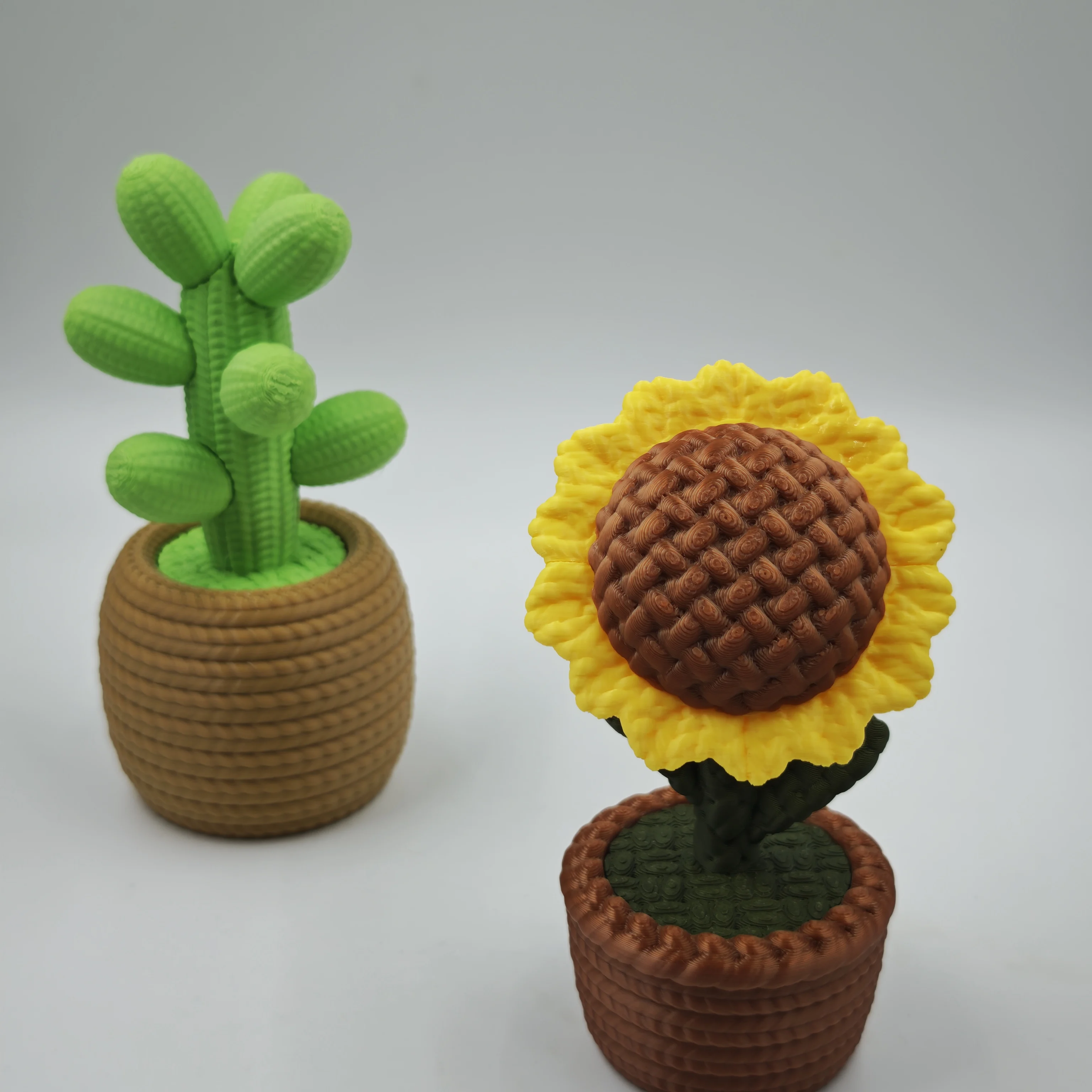 1Pcs 3d printed sunflower and cactus ornament, which does not need electricity, is suitable for creating desktop decoration.