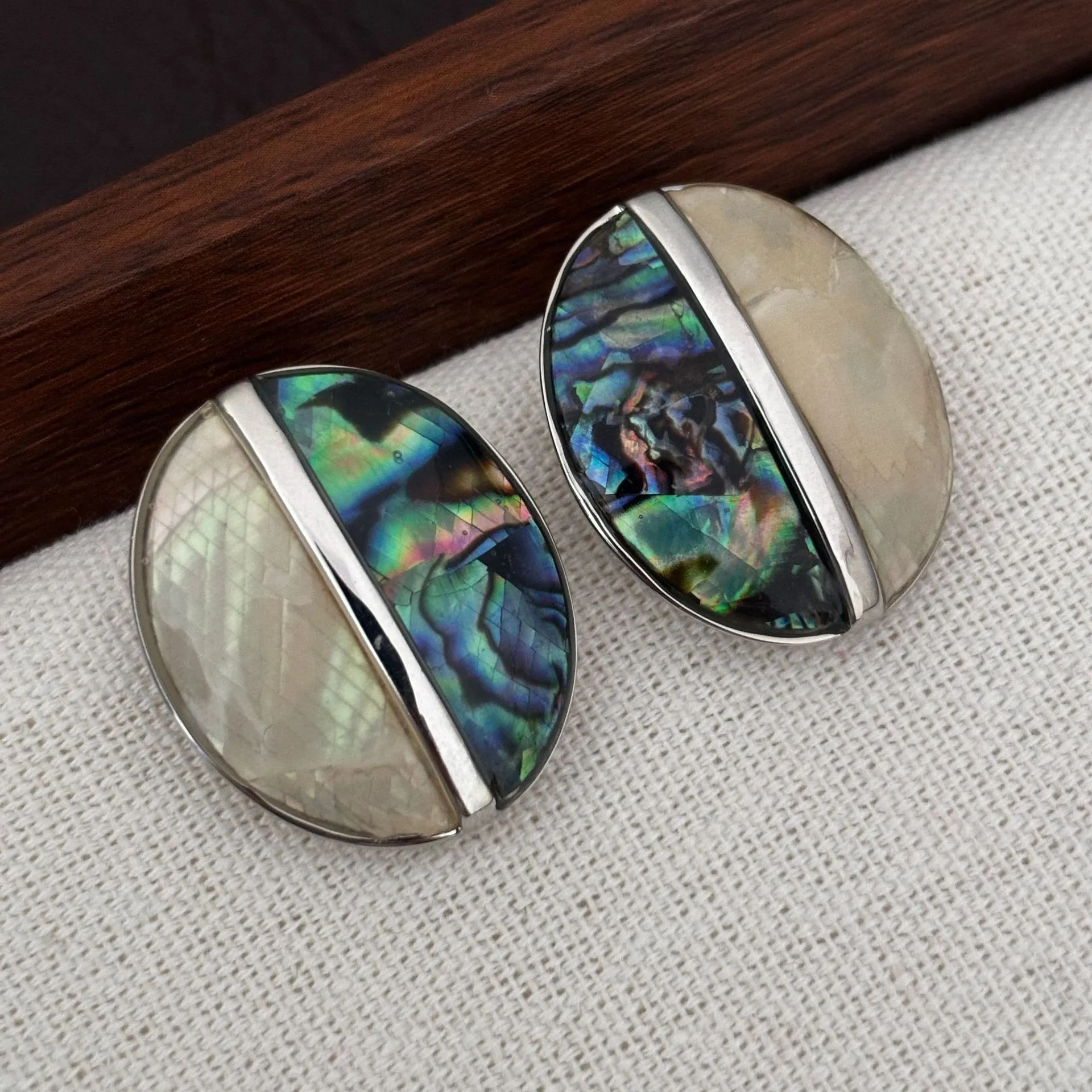 Vintage splicing abalone oval stud earrings contrasting color natural white abalone shell geometric earrings niche earrings
