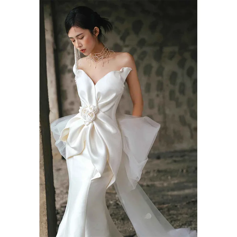 فستان زفاف خفيف بدون حمالات على الطراز الفرنسي2025 فستان العروس الجديد من الساتان الأبيض حورية البحر نحيف وبسيط على طراز موري