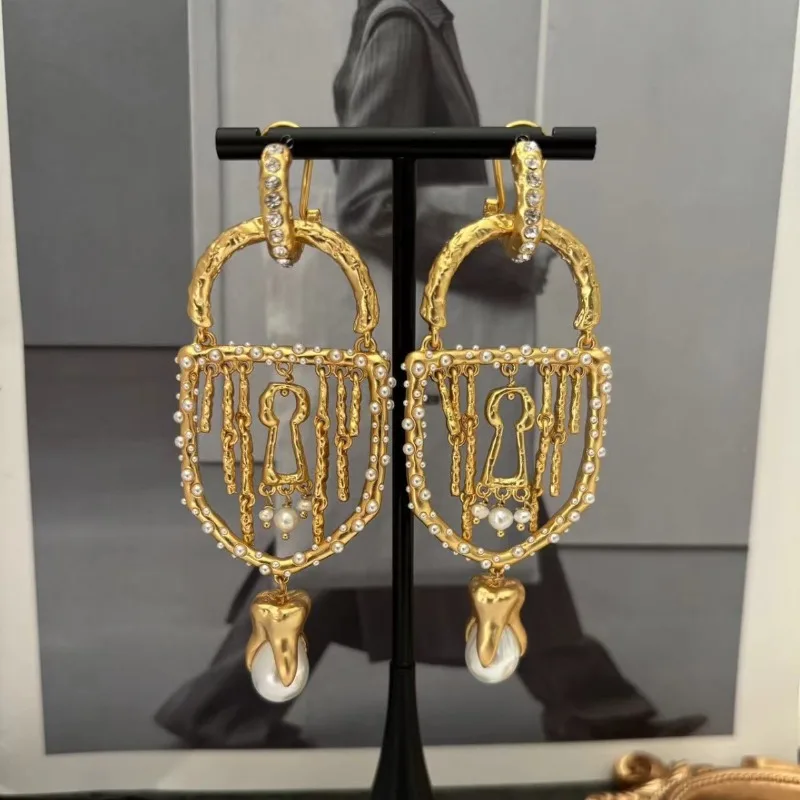 

Designer Luxury Surrealist Gold-plated Rhinestone Pearl Tassel Women's Earrings Are Fashion High-quality Keyhole Earrings Ladies