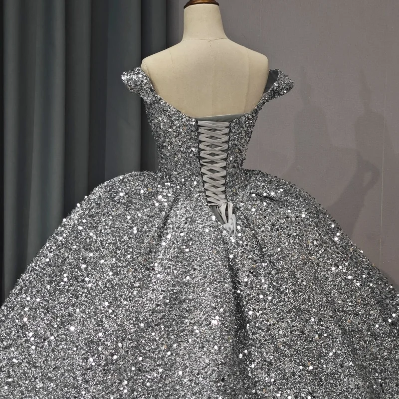 Glänzendes silbriges Quinceanera-Kleid, schulterfrei, Kristallaufkleber, Glitzer, luxuriös, langer Schwanz, Vestidos De 15 Quinceanera ﻿ Passen Sie an