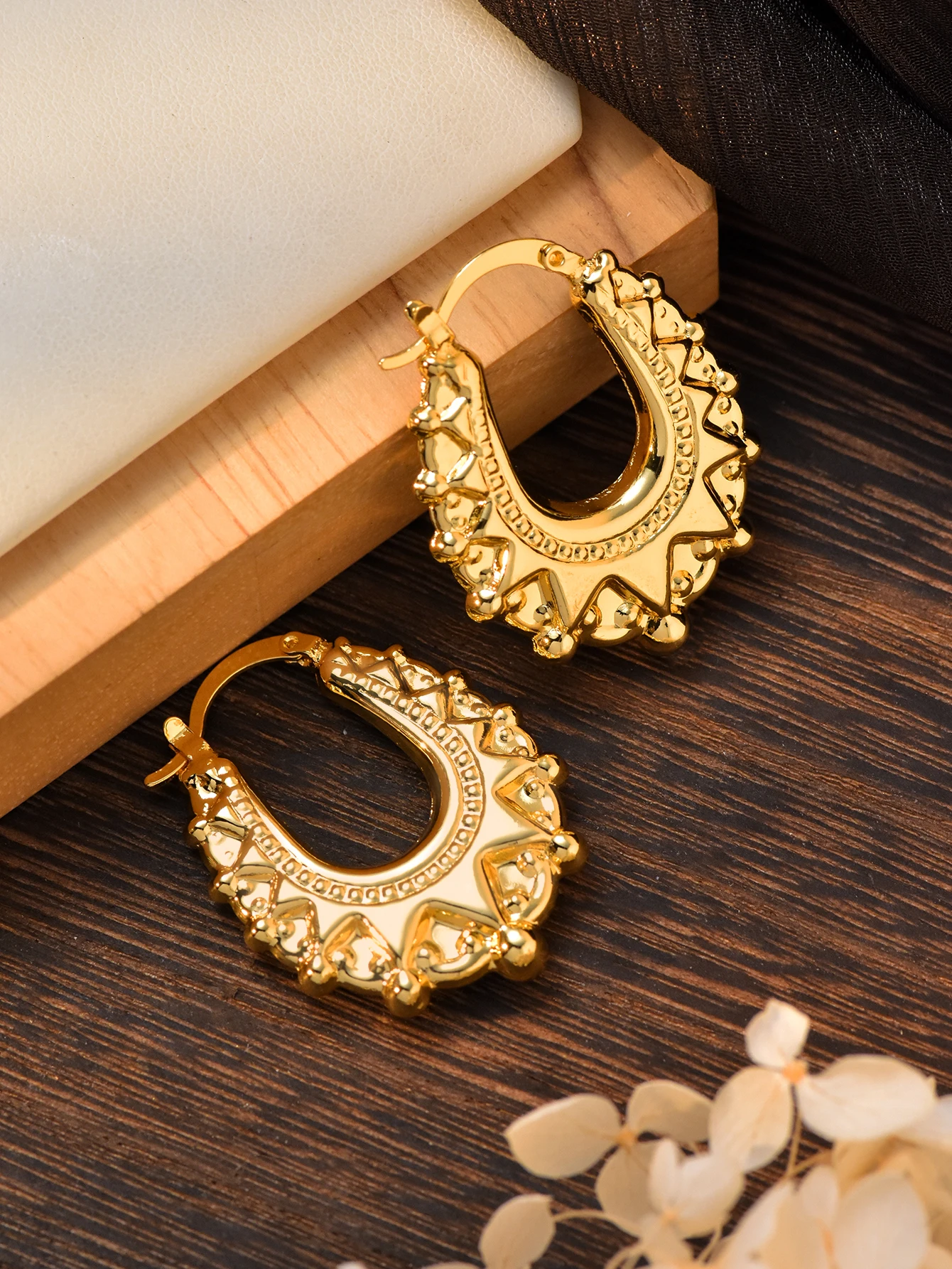 1 Pair of Elegant Crown Horseshoe Stainless Steel Bead Earrings Fashionable Simple No Colour Loss Can be given as Gift