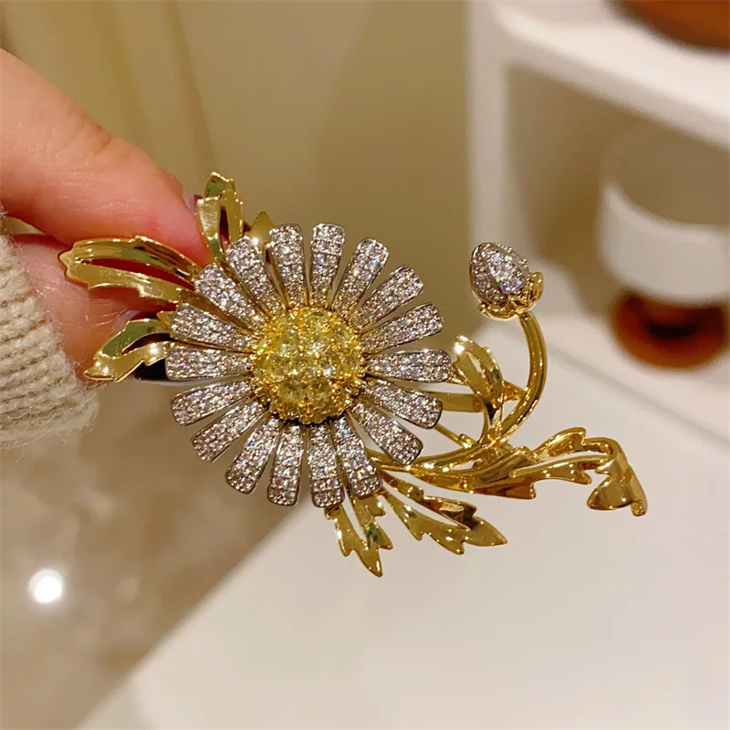 Beautiful French Retro Exquisite Micro-inlaid Zircon Sunflower Brooches for Women Elegant Design Clothing Accessories Pins