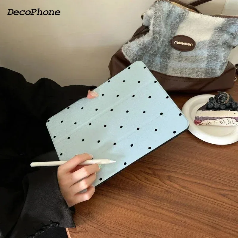 Schwarze Polka Dots Hülle für iPad Pro 11, 10.2 (9./8./7. Generation), 9.7 (5./6. Generation), Air 4/5, 10. (10.9), Air 3 (10.5), Pro 12.9, Mini 6 – Trifold-Hülle