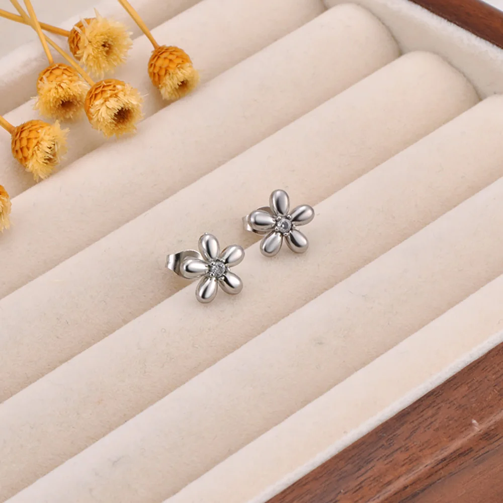 JeeMango البسيطة الزركون 5 أوراق زهرة أقراط مطلية بالذهب موضة المرأة أقراط مجوهرات من صلب لا يصدأ اكسسوارات E25024