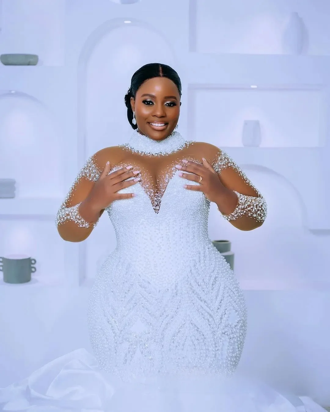 Suknia ślubna na zamówienie, biała, afrykańska, dla panny młodej, krój syreny, długie rękawy, zdobiona perłami i koralikami.