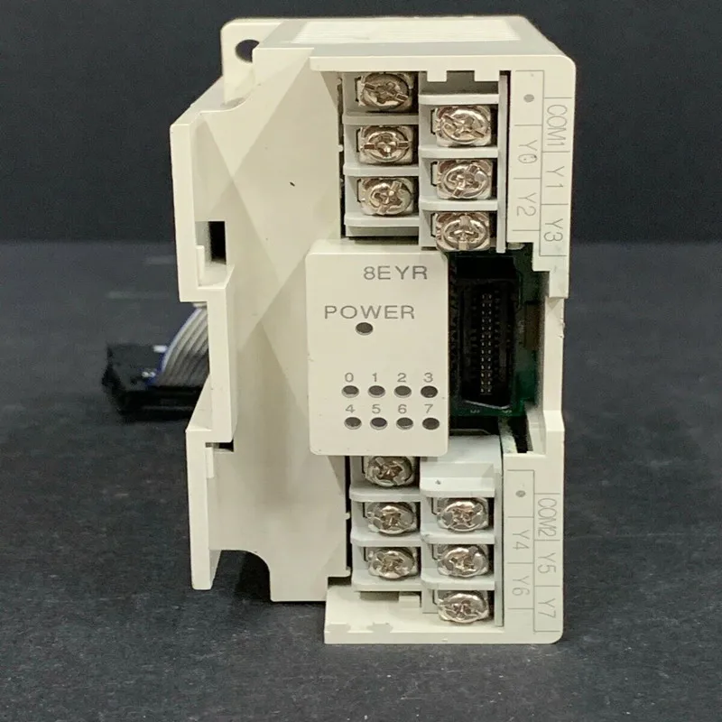 Auf Lager SPS-Modul FX2N-8EYR-ES FX2N-8EYR-UL in gutem Zustand