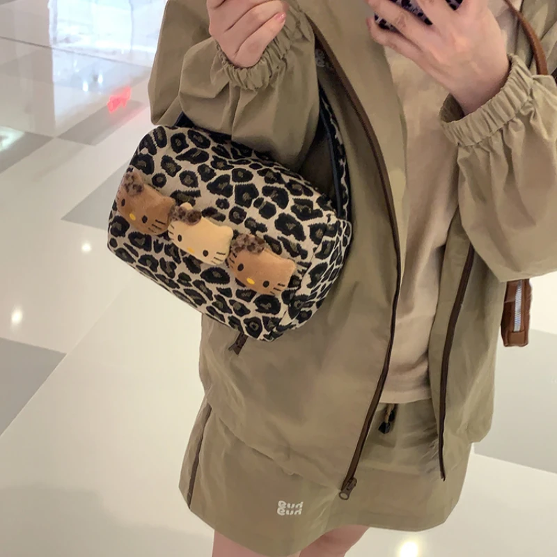 Stampa leopardata Kawaii Tan Hello Kitty Borse per trucco grandi Borsa per il lavaggio anime Sanrio Borsa per cosmetici da viaggio portatile da donna