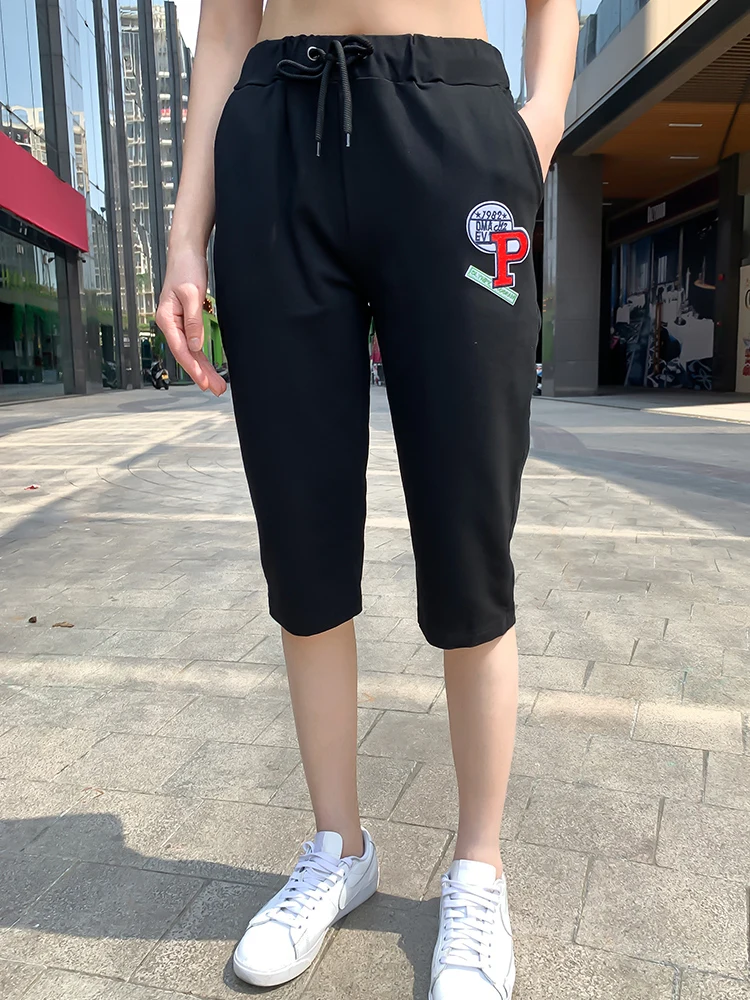 กางเกงกีฬาไซส์ใหญ่สำหรับผู้หญิง ฤดูร้อน ผ้าบาง ยืดหยุ่น ทรงหลวม 7 ส่วน กางเกงวิ่ง กางเกงลำลอง ทรงหลวม สไตล์สตรีท ผ้าฝ้าย...