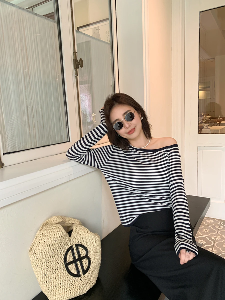 

Весна-Лето 2025: Женский облегающий трикотажный топ с полосками, на одно плечо, с длинным рукавом, из легкого материала, для повседневной носки, стандартный крой.