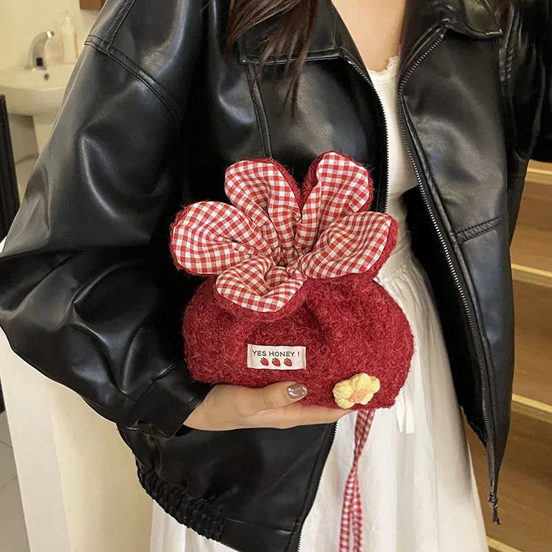 

Japanese / Korean Fashion Autumn / Winter New Space Cotton Filled Cute Cartoon Flower Shaped Felt Shoulder Bags For Women Trendy