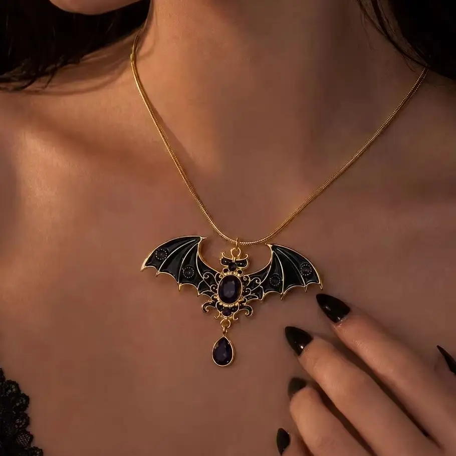 Halloween Fledermaus-Anhänger Halskette für Frauen Goldfarben Schwarz Lila Kristall Gotische Kette Halskette Party Kostüm Schmuck Geschenk