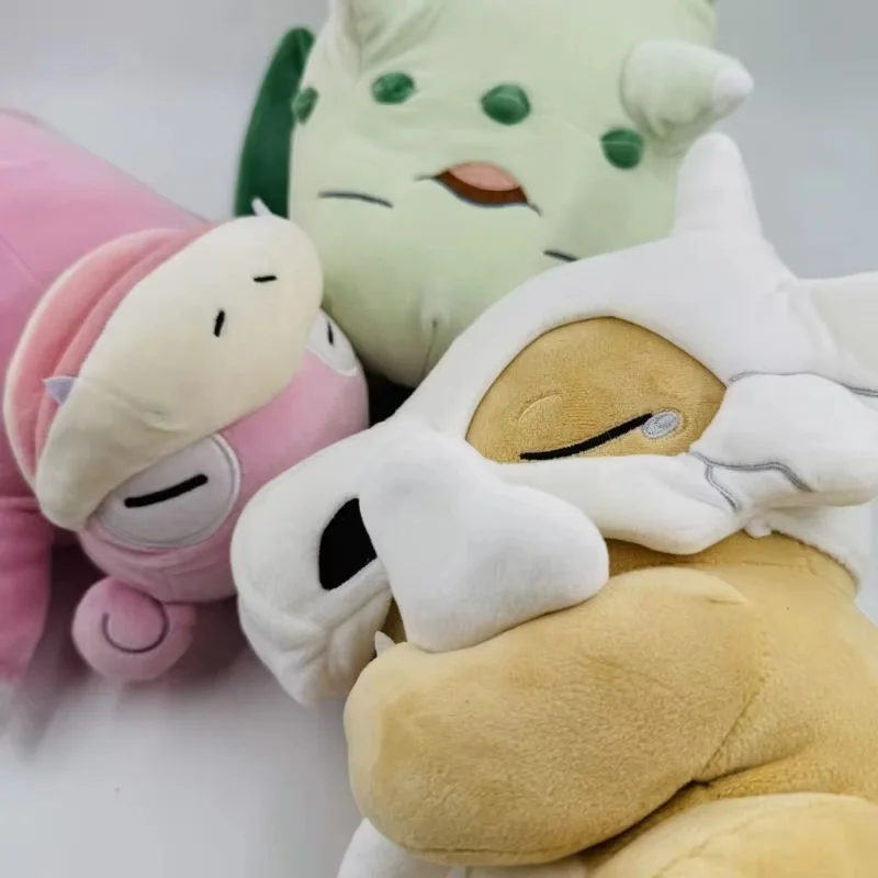 Poupée en peluche Pokemon série sommeil 25-30vm, périphérique Chikorita Slowpoke, modèle Cubone, oreiller en peluche, décoration de bureau, cadeaux