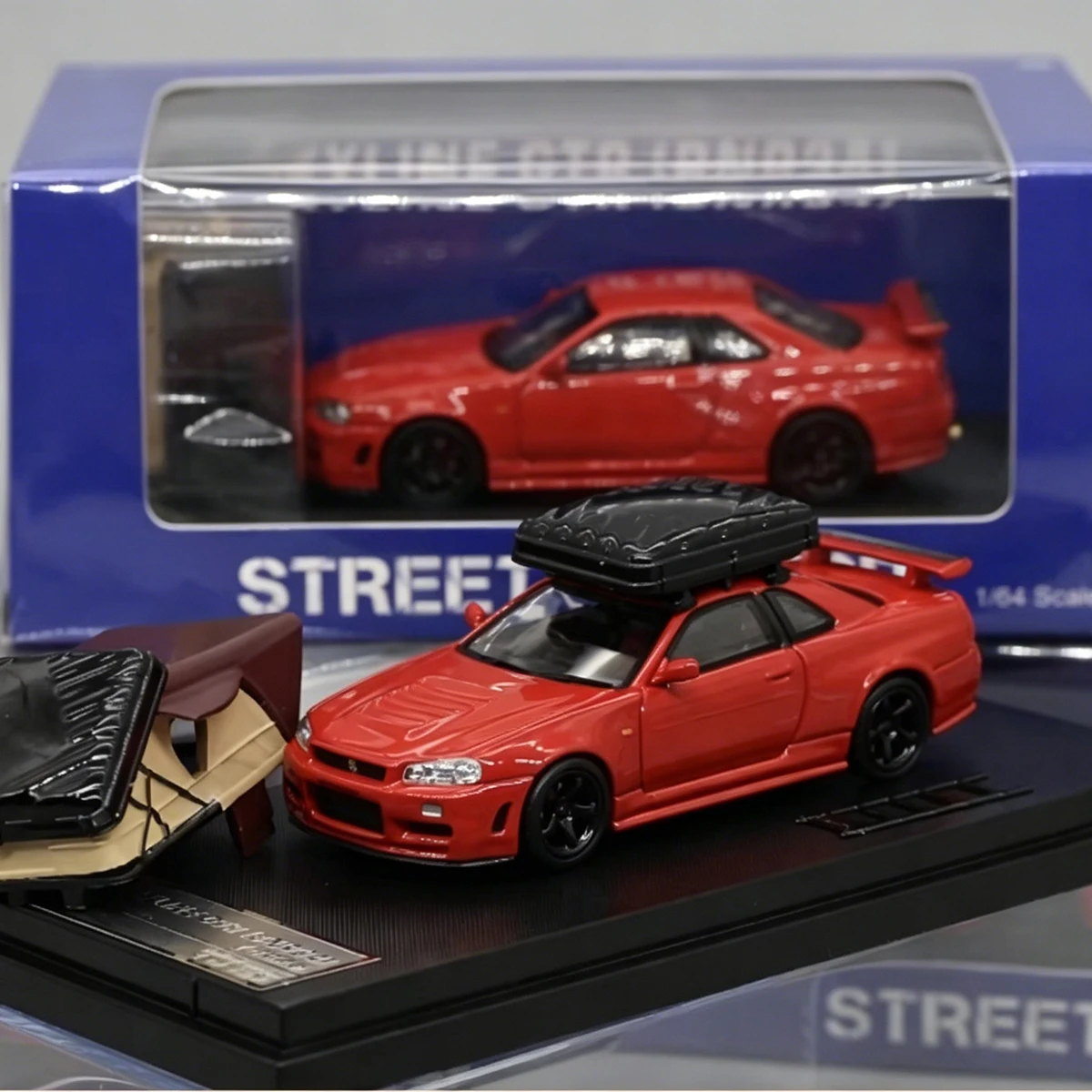 

Модель автомобиля Street Warrior 1:64 Nissan Skyline GT-R (BNR34) с красной палаткой на крыше, версия для кемпинга, в наличии, готов к отправке
