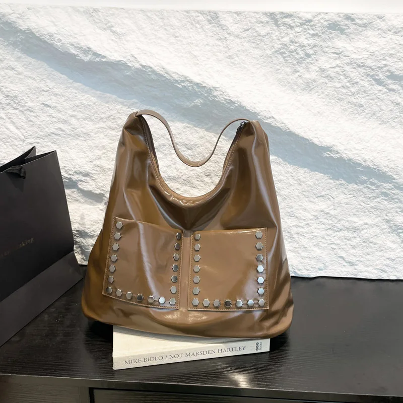 

Сумка-тоут с шипами в евро-американском стиле 2025 года, большая летняя летняя мотоциклетная сумка для подмышек с шипами, просторная