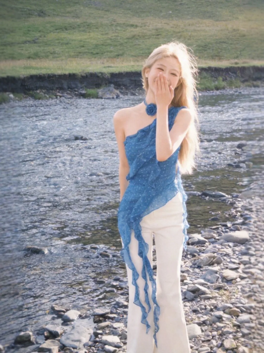 

Уникальный дизайн: комплект из джинсовой одежды с открытыми плечами, летний модный набор для женщин, удобная облегающая рубашка и джинсы, комплект из двух предметов.