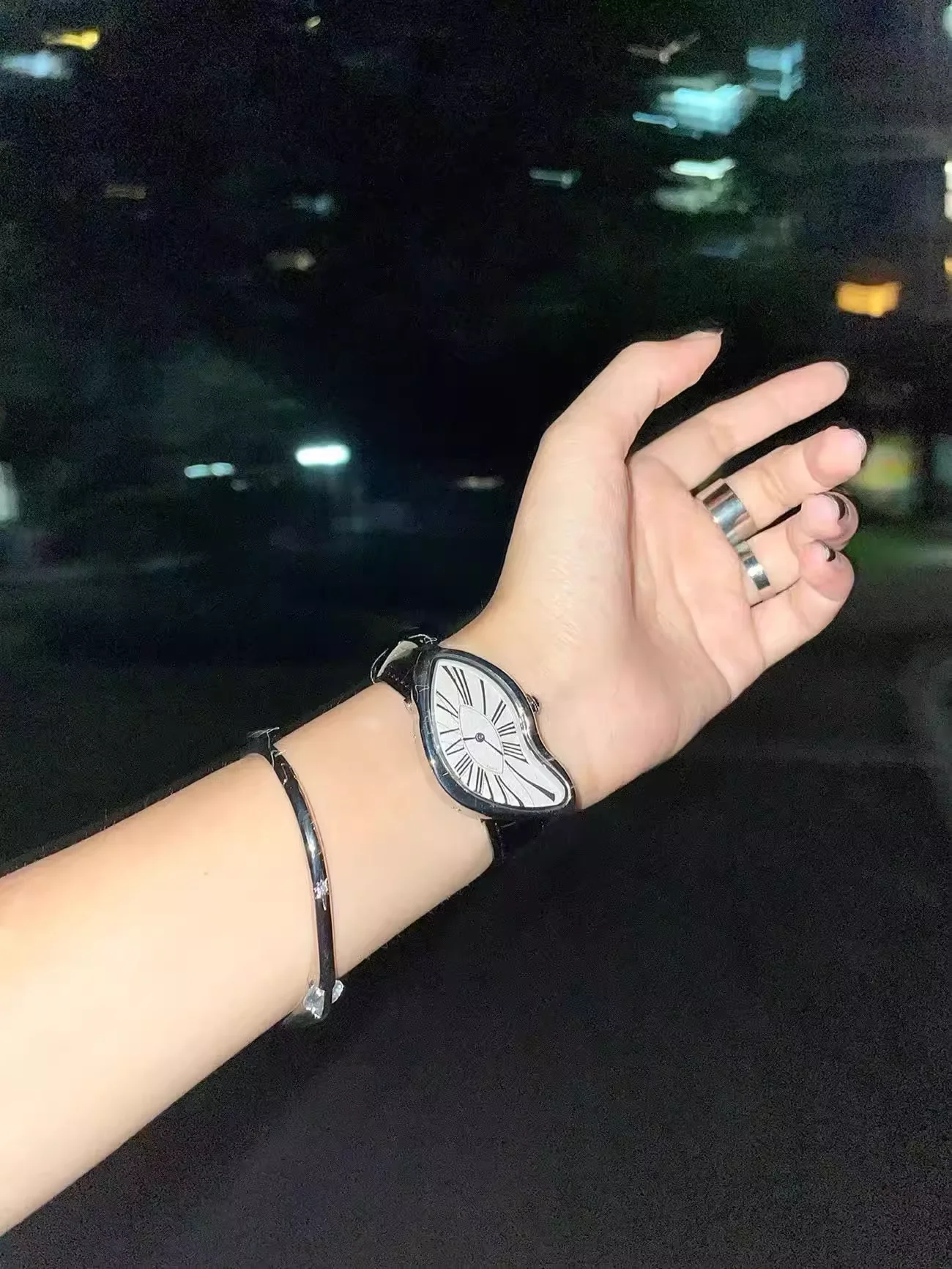Surrealistische Kunst-Schmelzende-Uhr Einzigartige Soft-Time-Quarz-Armbanduhr mit Lederband Kreative Modeuhr für Männer und Frauen – Detail 7