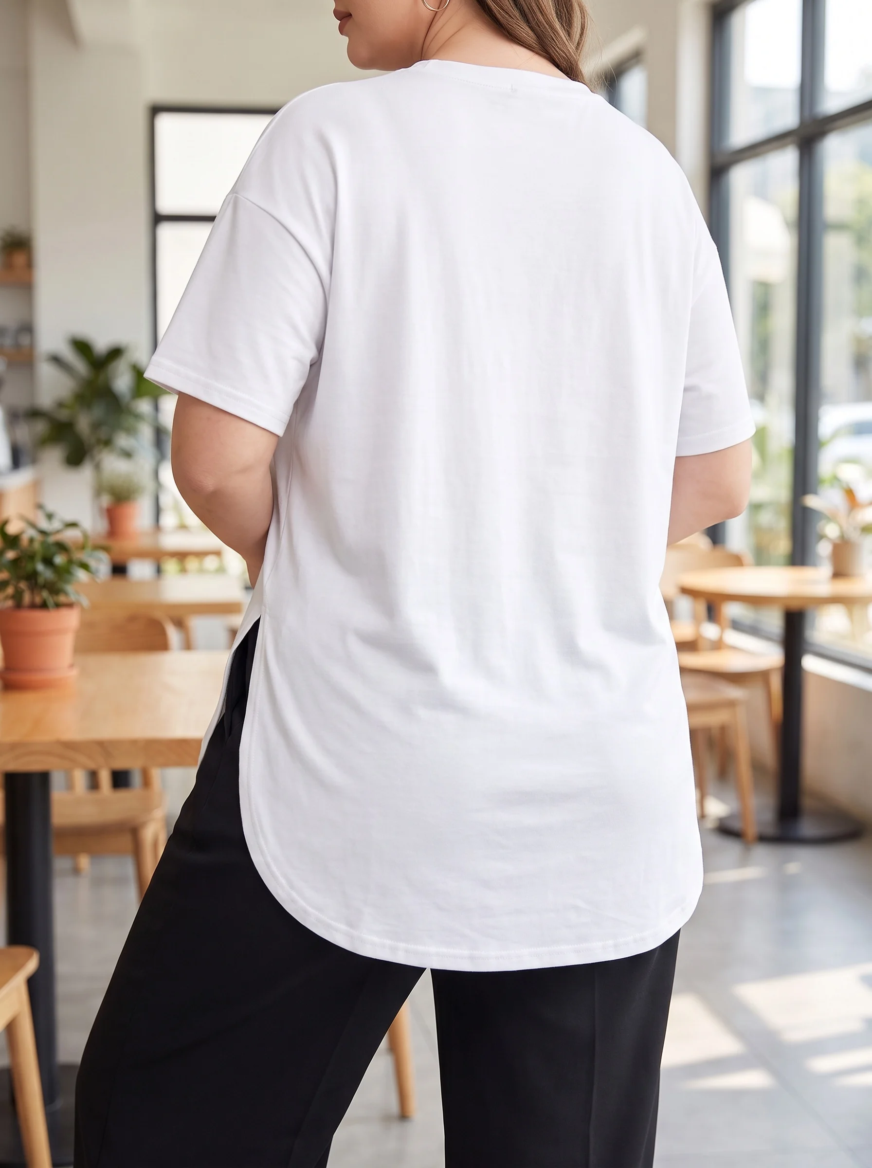 Gadinus Plus Size Damen-T-Shirt in Weiß, lockere Passform, kurzärmelig, seitlich geschlitzt, lässiges Oberteil – Detail 5