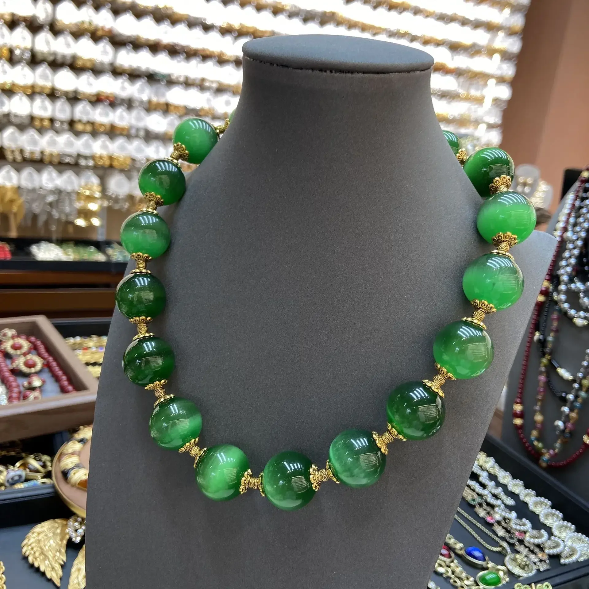 Royal Court Style 18M Green Cat's Eye Beads Necklace for Woman Girl Vintage Gradient Colored Glass Beads Lockbone Chain Party