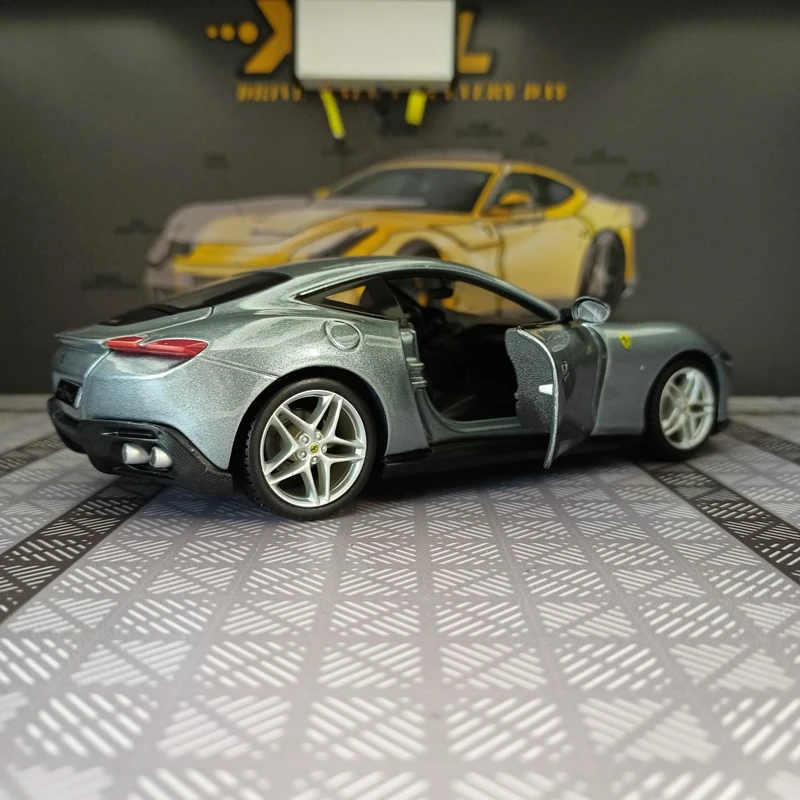 Bburago 1/24 simulation Ferrari Roma Alloy Car Model doors and the front hood and trunk door can also be opened good quality